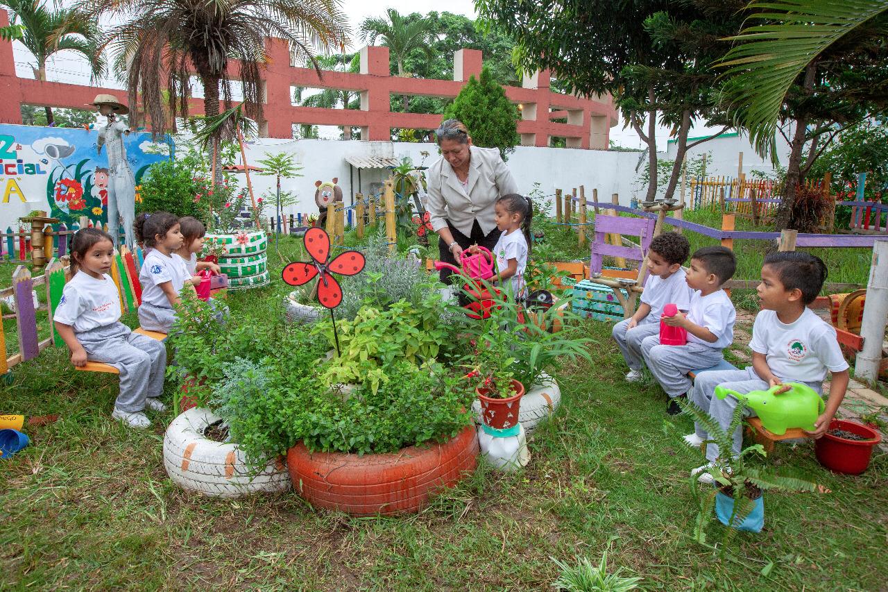 Estudiantes cuidando plantas